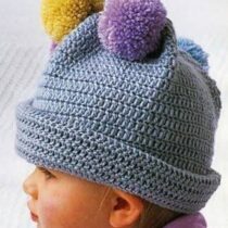 Шапочка с помпонами